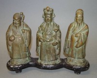 Auktion 332 / Los 15554 <br>3x Bronze-Figuren, chines. Würdenträger, auf Holzsockel, ungepflegt, patiniert, H-ca.17 cm, B-22 cm