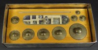 Auktion 332 / Los 16071 <br>Blechkasten mit Messinggewichten in Holzblock, wohl vollständig, H-3,5 cm, 16x8 cm