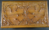 Auktion 500009 / Los  <br>Holzdose mit Shishan-Schnitzerei,  , Indien, 7x15x25 cm