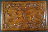 Auktion 500009 / Los  <br>Holzdose mit Shishan-Schnitzerei,  6x22x15 cm