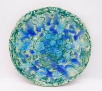 Auktion 500009 / Los  <br>Blau-grün glasierter Teller aus Galerie-Auflösung, Ø 35,5 cm