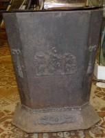 Auktion 332 / Los 14016 <br>grosser alter Eisen-Kohlenkasten, ungepflegter Kellerfund, rückseitig fehlen Füsschen, H-55 cm, 44x35 cm