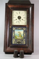 Auktion 332 / Los 2102 <br>Wanduhr, 19. Jhd., wohl USA, Altersspuren, Funktion nicht geprüft, H-68,5cm B-39,5cm T-11cm.