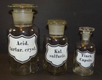 Auktion 332 / Los 10046 <br>3x diverse Apothekengläser, lateinisch beschriftet, , H-15 bis 22 cm, 1x Deckel bestossen