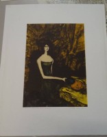 Auktion 332 / Los 5026 <br>Michele MAINOLI (1927-1991) , Lithografie, sitzende Frau, BG 56x45 cm, mit Widmung ..für Frau Zürcher