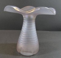 Auktion 332 / Los 10052 <br>geriffelte Vase, wohl Eisch?, H-18 cm, D-18 cm