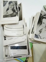 Konvolut Sammelbilder, Zeitungsausschnitte, Programmhefte und ca. 300 Autogrammkarten, 9 x mit Unterschrift, 1950er-Jahre