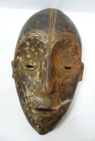 Afrikanische Holzmaske mit Resten von Bemalung und Altersspuren, ca. 33,5 x 19 x 11,5 cm