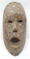 Afrikanische Holzmaske mit Bemalung, ca. 15 x 28 x 8,5 cm, mit Altersspuren