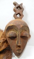 Afrikanische Holzmaske mit Bastband, 32 x 16 x 8,5 cm, mit Altersspuren, Bastband gerissen, ausgefranst, Kopfputz beschädigt