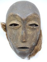 Afrikanische Holzmaske mit Bastbart, L. mit Basthaaren: 38 cm, B. 16 cm, H. 7 cm, mit Altersspuren