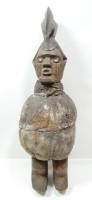 Zweigesichtige afrikanische Holzfigur mit Stoff(?)körper und eingelegten Augen, H. 42 cm, mit Altersspuren