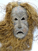 Afrikanische Holzmaske mit Bastbehang und Bemalung, 33 x 17 x 8 cm, mit Altersspuren