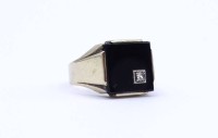 Auktion 333 / Los 1012 <br>Herren Goldring 0.333 mit Onyx und einem klaren Stein (dieser Tragespuren), RG 67, 4,9g.