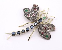 Auktion 338 / Los 1017 <br>grosse  Brosche in Form einer Libelle "Dragonfly", mit 3 Smaragden, 8 Rubinen, 7 Saphiren und 132 Diamanten besetzt, Gold um 18K und Flügel aus Silber - vergoldet, geprüft, 29,8g, L. 8,0cm, B. 6,3cm, Diamanten zus.ca. 1,40ct.,