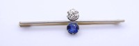 Auktion 333 / Los 1018 <br>Goldbrosche um 18K (750) GG/WG, mit Saphir und Altschliffdiamant , L. 6,0cm, 5,30g, Diamant ca. 0,70ct., Saphir beschädigt