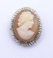 Auktion 333 / Los 1023 <br>Ovale Brosche mit einer Gemme, versilbert-vergoldet, L. 2,4cm