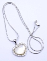 Auktion 333 / Los 1024 <br>Halskette mit Herzanhänger, Silber 0.925, Herz mit Perlmutt, Kette L. 50cm, 8,8g.