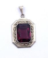 Auktion 333 / Los 1032 <br>Silber Anhänger mit einem Farbstein, 0.800, L. 3,5cm, 4,4g.