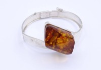 Auktion 333 / Los 1033 <br>Armspange mit Bernstein, Silber gepr., 28g.