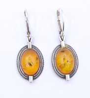 Auktion 333 / Los 1035 <br>Paar Ohrhänger mit Bernstein Cabochons, Sterlingsilber 0.925, L. 4,0cm, zus.5,8g.