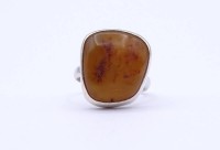 Auktion 333 / Los 1036 <br>Bernstein Ring, Silber gepr., Schiene punziert MS, 4,9g., RG 54