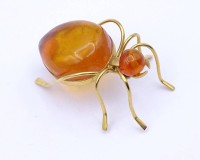 Auktion 333 / Los 1044 <br>Bernstein Brosche in Form einer Spinne, goldfarben, 38x24mm