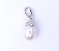 Auktion 333 / Los 1045 <br>Perlen Anhänger, WG 0.375, L. 1,8cm, 1,0g.