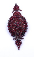Auktion 333 / Los 1046 <br>Alte Granat Brosche bzw. Anhänger, Böhmen um 1880, L. 7,2cm, 2 Steine fehlen
