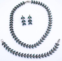 Auktion 333 / Los 1047 <br>Schmuckset mit Markasiten und grünem Chalcedon, Sterlingsilber 0.925, Halskette, Ohrringe und Armband, Schieber fehlen, zus. 91g., Kette L. 43,5cm, Armband L. 20,5cm, Ohrringe L. 3,0cm
