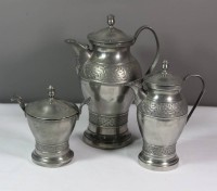 3tlg. Set, Zinn, Engelsmarke, Hohenner Ansbach 1840, je mit Gravur "Kirschbaum 1856", Kaffeekanne, Portionskanne und Zuckerdose (Bodenplatte offen u. verbogen), teilw. Druckstellen, ca. H-21,5cm.