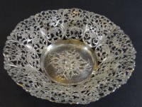 Auktion 337 / Los 11030 <br>Durchbruchschale, Silber-800-, in Boden Blumen, H-4 cm, D-16 cm, 157 gr.,