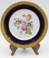 Auktion 338 / Los 8028 <br>Zierteller, Limoges, florale Bemalung, Gold und Kobaltdekor, D-24,6cm
