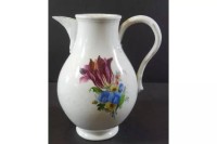 Auktion 369<br>Kakaokanne "Meissen" Marcoliniperiode 1780-1816, Schwertermarke mit Stern und Unterstrich, Blumenbemalung, ohne Deckel H-18 cm