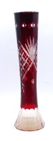 Auktion 339 / Los 10006 <br>Schmale Vase, rot überfangen, H. 27,5cm