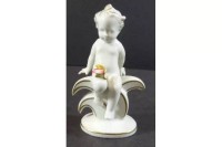 Auktion 369 / Los 8015 <br>Knabe mit Schmetterling "Metzler&amp;Ortloff", Golddekor, ein Fl&uuml;gel abgebrochen!, H-11 cm