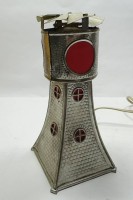 Leuchtturmlampe mit Drehfunktion, Blech, Mitte 20. Jh., H. 20 cm, reinigungsbedürftig, kleine Dellen, Funktion nicht geprüft