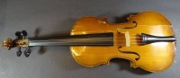 Auktion 338 / Los 16049 <br>alte Geige, innen Zettel nicht lesbar, Korpus mit Sprung, L-60 cm