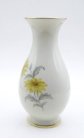 Los  <br>Kleine Vase mit Blumendekor und Goldrand von Fürstenberg, H. 15 cm