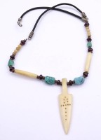 Los  <br>Halskette mit türkisfarbenen Steinen und Bein Elemente,L- 44cm