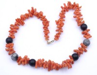 Auktion 500011 / Los  <br>Halskette, Koralle mit schwarzen Kugel Zwischenelemente, L. 41cm