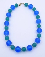 Auktion 500011 / Los  <br>blau/grüne Glaskette, Kugelförmig, L. 47cm