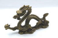 Auktion  / Los  <br>Bronze, Drachenfigur mit Kugel in der Tatze, China, neuzeitl.  H-10cm L-17cm.