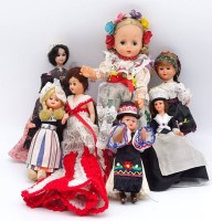 Auktion  / Los  <br>Konvolut kleiner Puppen in Trachten, teilweise mit Schlafaugen, H. ca. 18 - 29 cm, mit Altersspuren