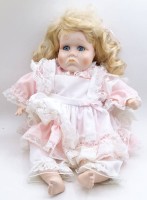 Auktion  / Los  <br>Weinende Kinderpuppe, Hände, Füße und Kopf aus Porzellan oder Kunstmasse, Glasaugen, H. ca. 30 cm, leichte Altersspuren, leicht reinigungsbedürftig
