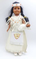 Auktion 500016 / Los  <br>Vintage American Native-Puppe, Frau mit Baby, Kunststoff, Arme und Kopf beweglich, Schlafaugen, H. 28 cm, mit Altersspuren