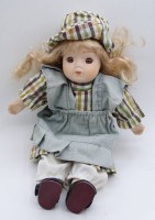Auktion 500016 / Los  <br>Kleine Puppe mit Kunstmassekopf und -gliedern sowie Glasaugen, Körper Stoff, H. ca. 24 cm, Haare leicht verfilzt