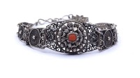 Los  <br>Filigranes Silber Armband mit Koralle, Silber gepr., L. 18 -21cm, 15,2g.