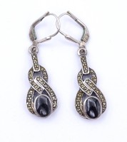 Los  <br>Paar Ohrhänger mit Onyx und Markasiten, Silber 0.925, L. 3,8cm, zus. 4,6g.