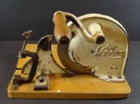 Auktion 500016 / Los  <br>alte Brotschneidemaschine "Pro Rokina" ungepflegt, H-20 cm, L-32 cm